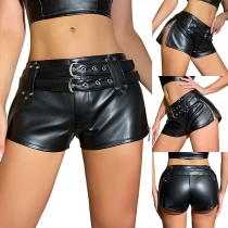 Sexiga PU-shorts i konstläder med långa dragkedjor och slitsar på sidorna samt bälte