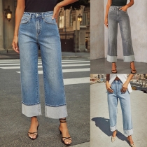 Moderiktiga högmidjade upprullade raka gammaltvättade jeans