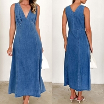 Ärmlös denimklänning med V-ringning och hög midja i vintage-stil