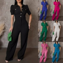 Jumpsuit med kort ärm och vid ben med knapp framtill och modest krage