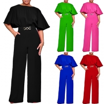 Enfärgad kortärmad jumpsuit med rund hals och kedjedetaljer i midjan, vida ben