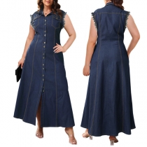 Maxiklänning i denim med ståkrage och fransar, ärmlös med framknappar