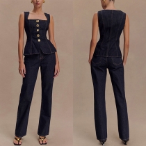 Moderiktigt denimset med två delar: denimskjorta med fyrkantig hals och raka jeansbyxor