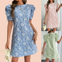 Modern rund halsringning med puffärm och blommigt jacquard mönstrad kort klänning