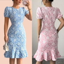 Elegant blommig jacquardklänning med rund hals, kort ärm och volangdetaljer i nederkant
