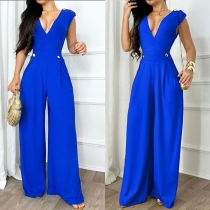 Moderiktig enfärgad V-ringad jumpsuit med vida ben och hög midja