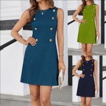 Elegant ärmlös bodycon-klänning med rund hals och dubbelknäppt design