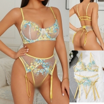Sexigt vitt tyllunderklädesset med 3 delar - gult och blått broderi, genomskinlig design och hängslen med stålringar