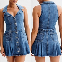 Moderiktig Ärmlös Plisserad Denimklänning med Krage, Slagmönster och Knappdetaljer framtill