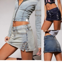 Trendig lågmidjad denimminikjol med knappar framtill, vintage tvätt