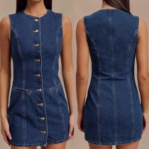 Moderiktig denimklänning med rund hals och ärmlös design samt knappdetalj framtill, gammaltvättad.