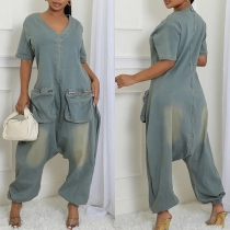 Moderiktig Kortärmad Denim Jumpsuit med V-ringad och Praktiska Fickor