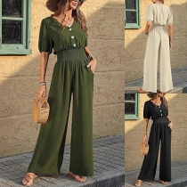 Elegant jumpsuit med V-ringning - Kortärmad, vid passform på benen och figurnära midja