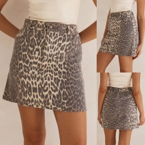 Moderiktig minikjol med leopardmönster