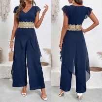 Elegant byxdress med V-ringning och spetsdekoration