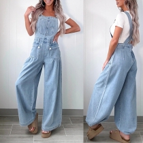 Gatumode jumpsuit i gammaltvättad denim med fyrkantig halsringning, påsydda fickor, raka ben och strumpebandshållare