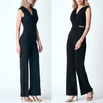 Jumpsuit i smal passform med V-ringning, ärmlöst snitt och vida ben