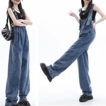 Retro damjeansoverall i blå denim med sommarkänsla – lös passform och golvlång silhuett med både smala och vida partier
