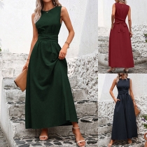 Ärmlös sommarklänning med rund hals, knytband och midjefickor