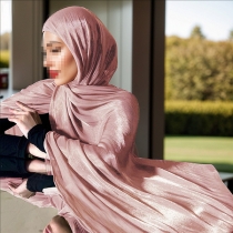 Silkesscarf i satinlook – mjuk, ljus och enfärgad med krinklad yta