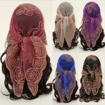 Halsduk med broderad fyrkantig design i polyester