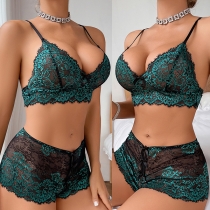 Underklädesset i spets med sensuella detaljer