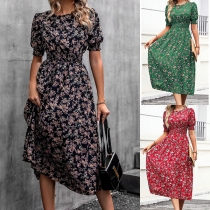 Blommönstrad sommarklänning med korta ärmar och insvängd midja