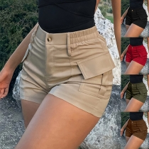 Trendiga enfärgade sommarshorts med resårlinning och praktiska sidofickor