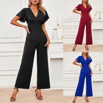 Jumpsuit trendig enfärgad med V-ringning, korta volangärmar, hög midja och rak passform