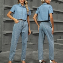 Trendigt tvådelat denimset med kort skjorta och pärlprydda jeans