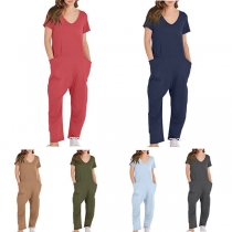 Jumpsuit med V-ringning, korta ärmar och sidofickor i enfärgad, ledigt skuren modell