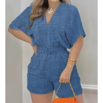 Kortärmig jumpsuit med V-ringning i både enfärgat och mönstrat utförande