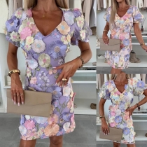 Trendig kortärmad bodycon-klänning med blomsterbroderier och V-ringning