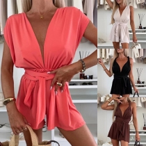 Damjumpsuit med V-ringning och självknytningsknut – enfärgad och trendig