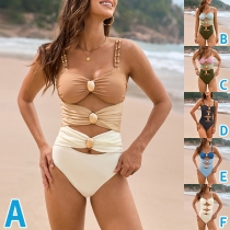 Trendig monokini-baddräkt med metallutsmyckningar