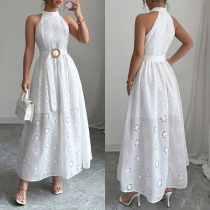 Spetsklänning med halterneck – sofistikerad design