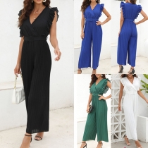 Plisserad jumpsuit med V-ringning, högmidja och utsvängda ben