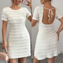 Mini-klänning med bodycon-passform, halterneck och volangdetaljer