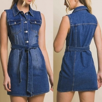 Moderiktig stående krage ärmlös knäppning framtill självknuten gammaltvättad denimklänning