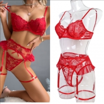 3-delat underklädesset med volang och broderade blommor – sensuellt