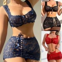Spetsset med blommönstrad BH och transparenta shorts med justerbara axelband