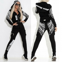 Träningsoverall i streetwear-stil med vingmotiv, huva och dragkedja