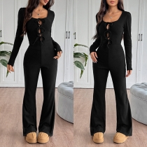 Jumpsuit i enfärgad slim fit med utsvängda ben och rosett vid bysten