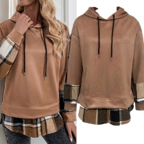 Rutmönstrad dragsko-hoodie i kontrasterande färger