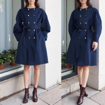 Trendig jacka med dubbelknäppning, rund halsringning, långa ärmar och knytband i midjan