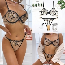 Meshunderklädesset med blommigt broderi och prickmönster