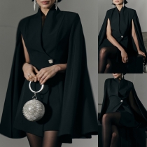 Klänning med cape-detalj och slank, elegant silhuett