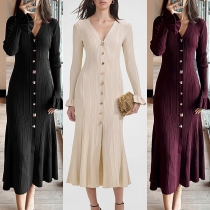 Figurnära stickad klänning med djup V-ringning och långa trumpetärmar