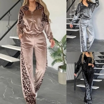 Tvådelat loungeset i leopardmönster med kontrastfärgade detaljer – långärmad topp & byxor