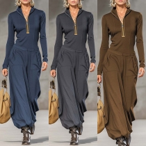 Moderiktigt tvådelat set bestående av skjorta med dragkedja och ståkrage och lösa byxor